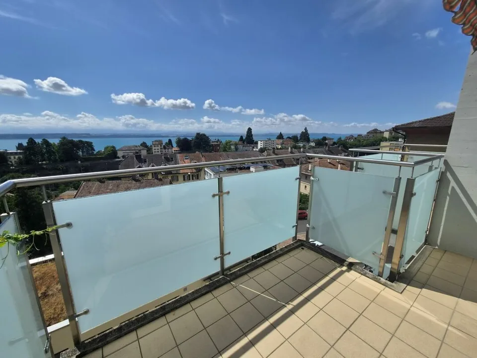 Studio avec balcon et vue sur le lac