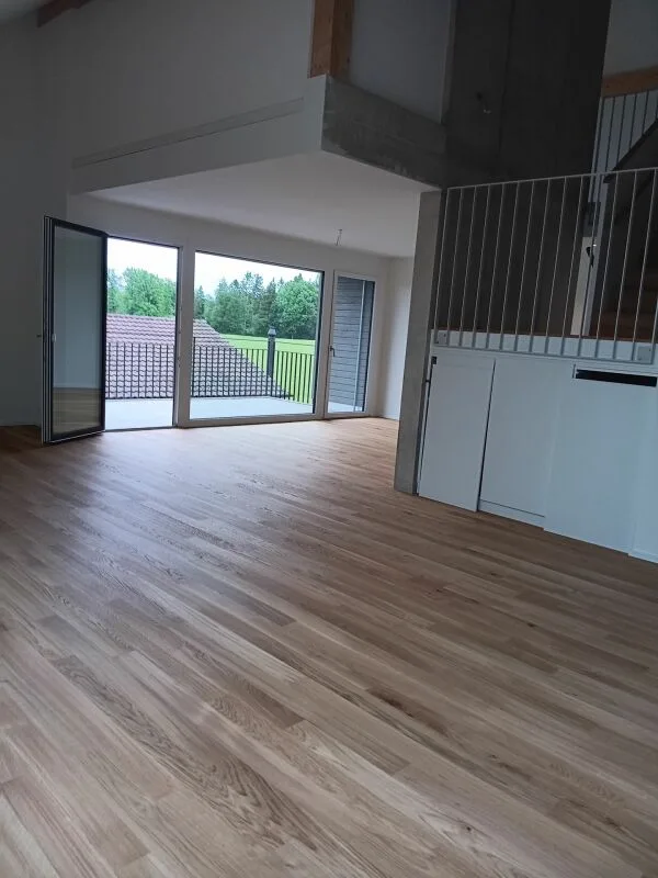 Habiter et travailler sous un même toit dans un appartement de rêve de 4,5 pièces avec galerie