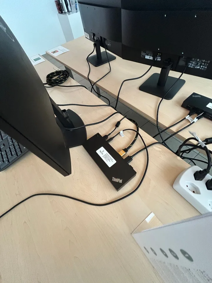 Büro komplett ausgestattet in Caslano