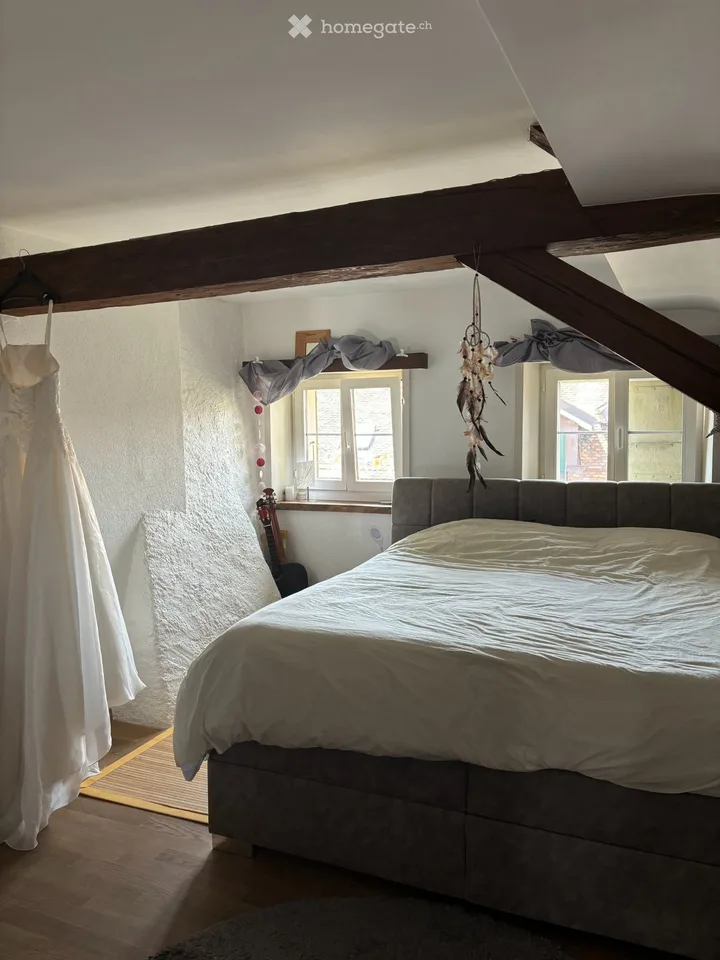 Charmanter Dachgeschosswohnung mit 5,5 Zimmern in Tolochenaz