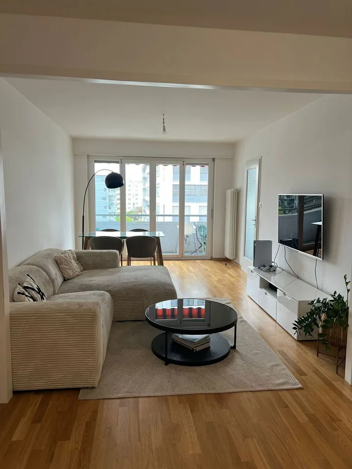 Très bel appartement rénové de 4 pièces avec balcon et bien localisé