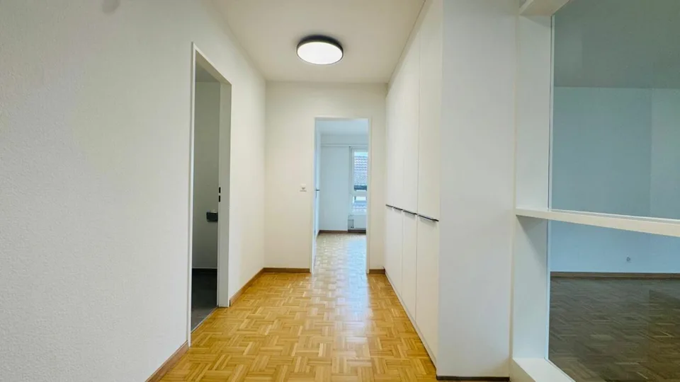 Appartamento di 2,5 locali completamente ristrutturato con sala hobby, balcone, soffitta, cantina, e posto auto sotterraneo