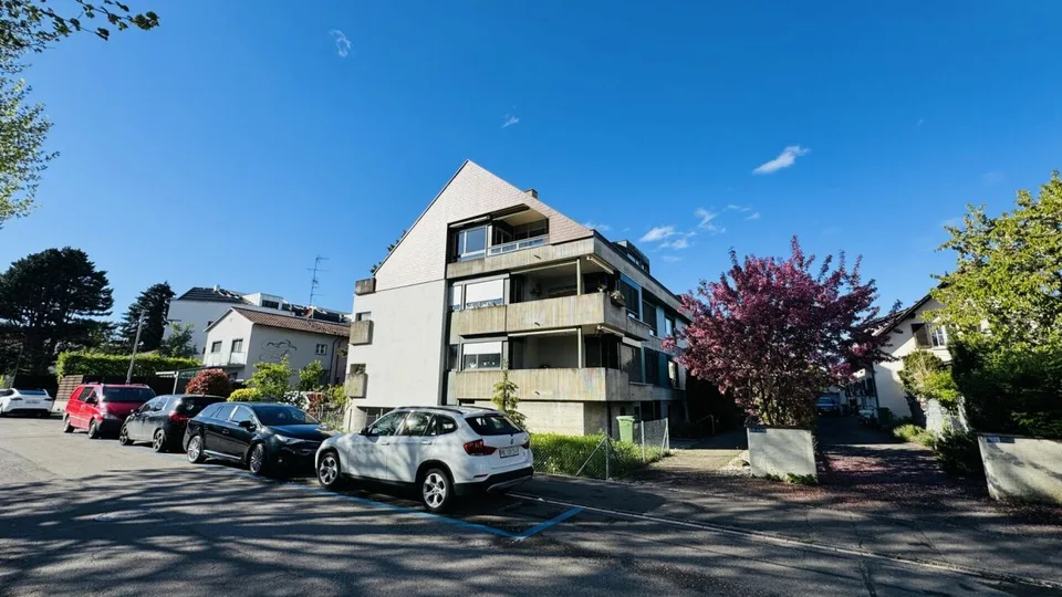 Totalsanierte 2.5-Zimmer-Wohnung mit Hobbyraum, Balkon, Estrich, Keller und Tiefgaragenplatz