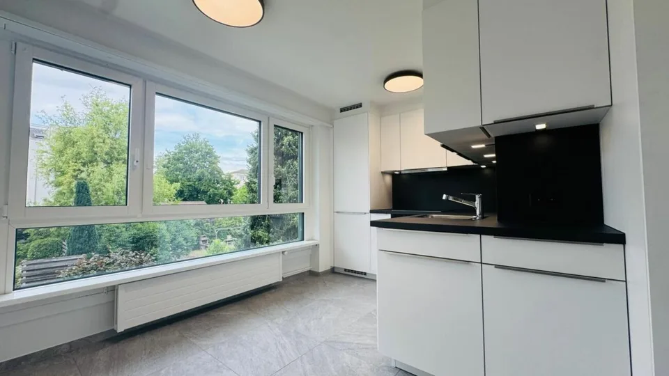 Appartamento di 2,5 locali completamente ristrutturato con sala hobby, balcone, soffitta, cantina, e posto auto sotterraneo