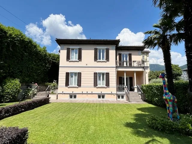 AFFITTASI MENSILMENTE Villa pronta all'uso in centro Lugano con importante vista lago