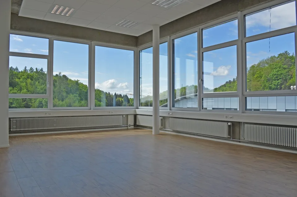 Grosszügige und helle Mietfläche im Gewerbe- und Bürohaus Omega – Foto 9 von 12