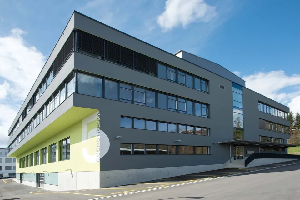 Grosszügige und helle Mietfläche im Gewerbe- und Bürohaus Omega