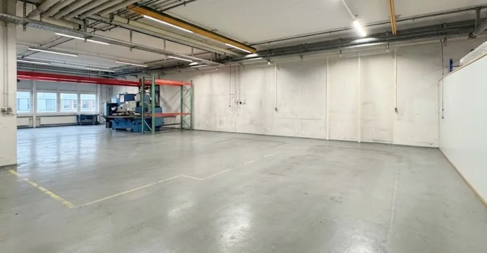 867m² - Espace commercial, de production ou de stockage avec livraison optimale