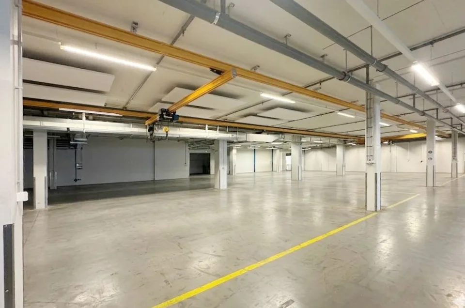 867m² - Espace commercial, de production ou de stockage avec livraison optimale