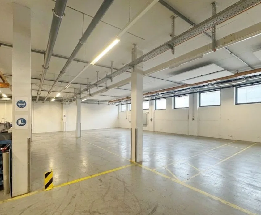 867m² - Espace commercial, de production ou de stockage avec livraison optimale