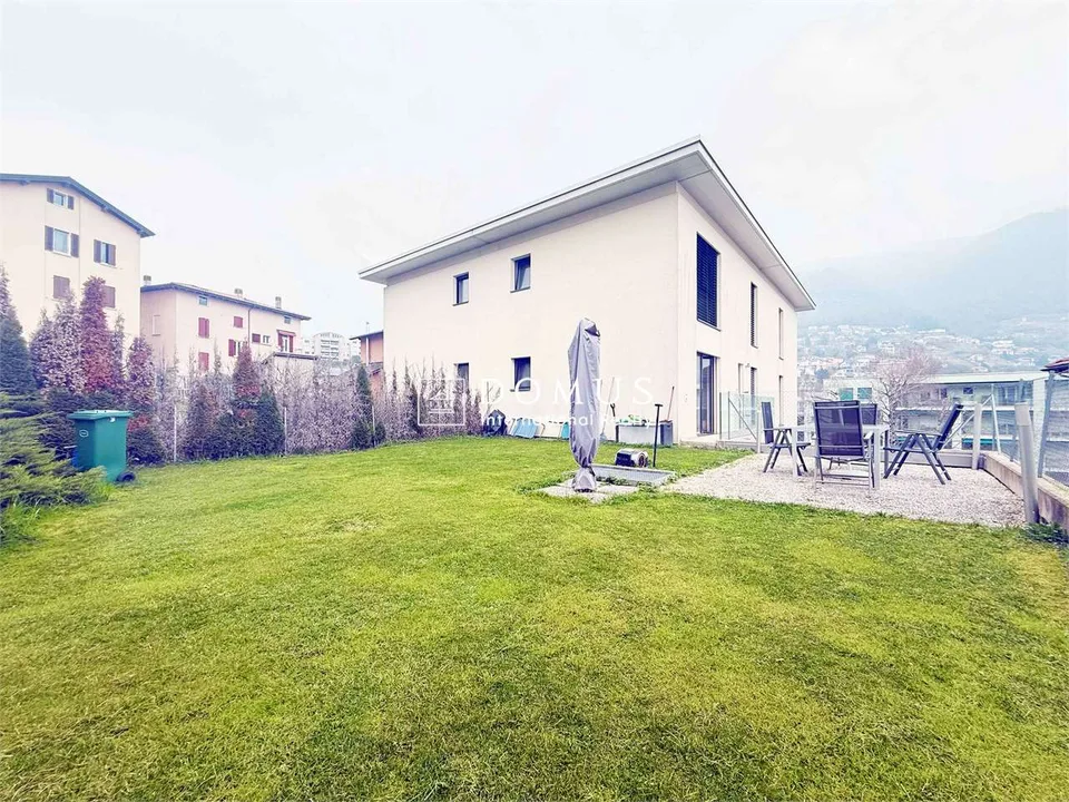 Moderno, giardino privato, due posti auto