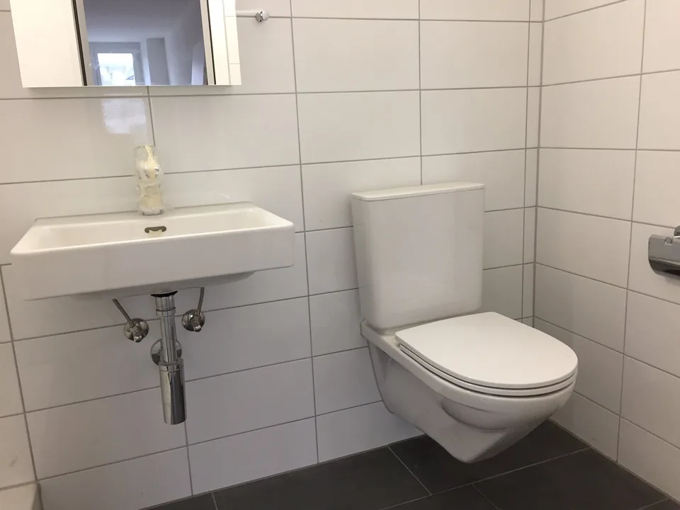 Maisonnette confortable avec balcon + machine à laver/toilettes privées - situation centrale en ville