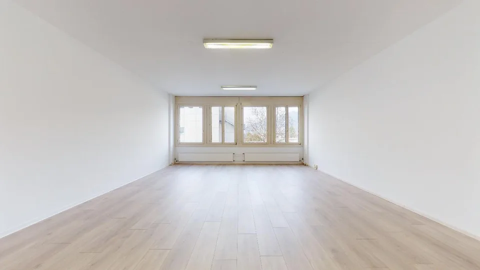 Bureau lumineux et polyvalent de 68 m2 à Quartino