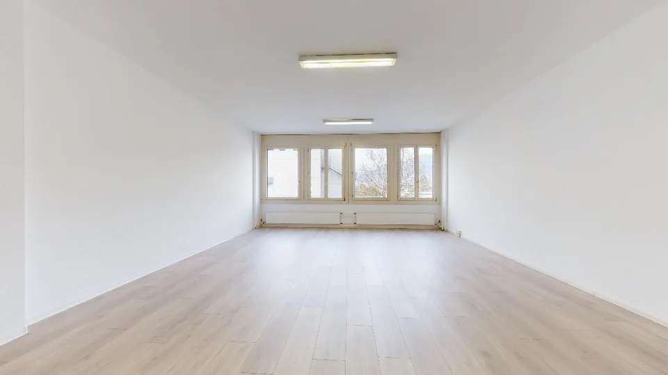 Bureau lumineux et polyvalent de 68 m2 à Quartino