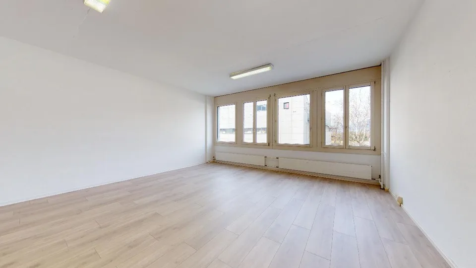 Ufficio luminoso e versatile di 68 m2 Quartino – foto 11 di 11