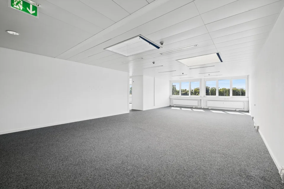 Spazi flessibili per uffici con atrium ad Allschwil, ideali per aziende innovative