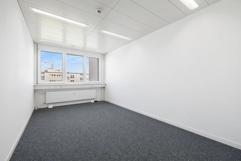 Spazi flessibili per uffici con atrium ad Allschwil, ideali per aziende innovative