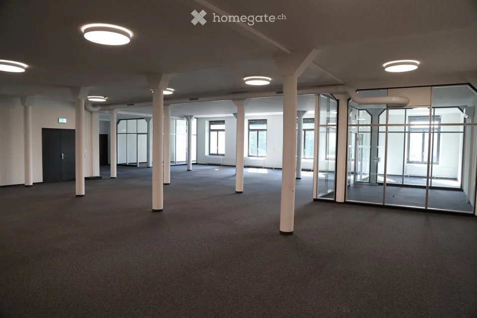 Lagerraum mit moderner Gewerberäumlichkeit