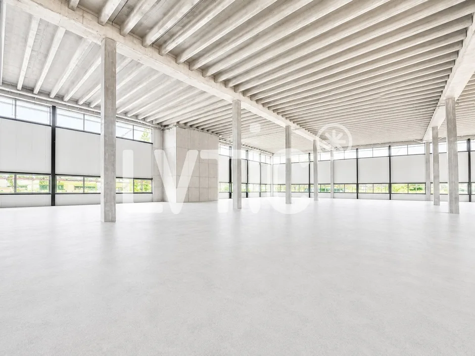 Capannone industriale di 3200 m2, divisibile da 1500 m2, in affitto a Domdidier