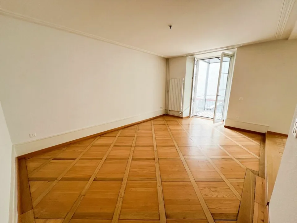 Bello appartamento in città vecchia con balcone