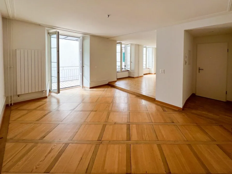 Bello appartamento in città vecchia con balcone