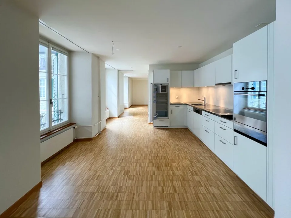 Bello appartamento in città vecchia con balcone