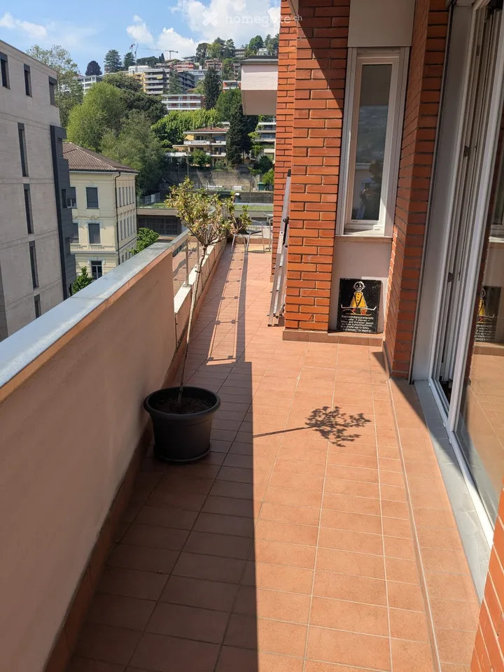 Helles Zimmer zur Miete (5. Stock, Blick und Balkon)