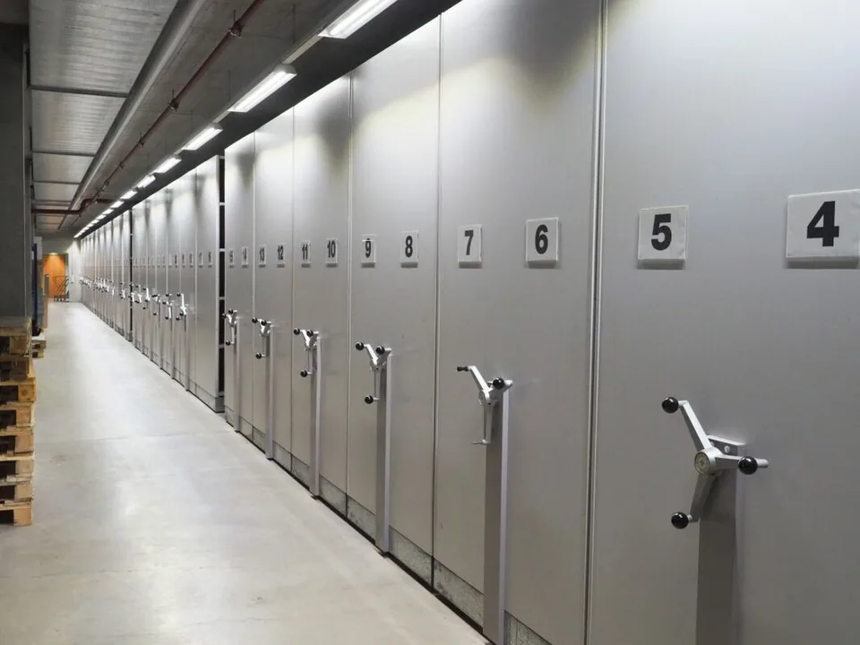 Archive avec étagères coulissantes / système d'archive