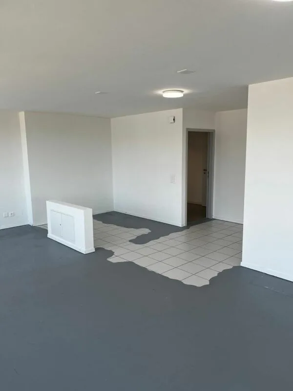 Bright office with private balcony and WC