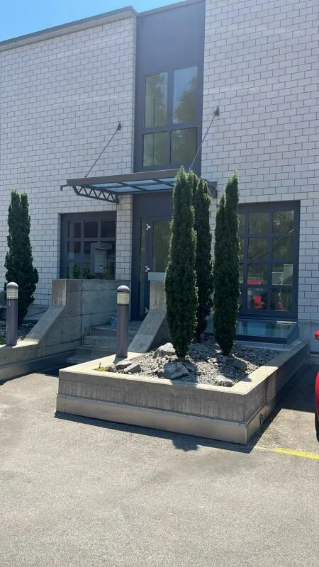 Helles Büro mit eigenem Balkon und WC