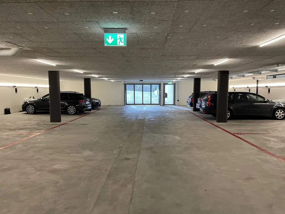 Einstellplätze in moderner Tiefgarage an der Obertilistrasse zu vermieten