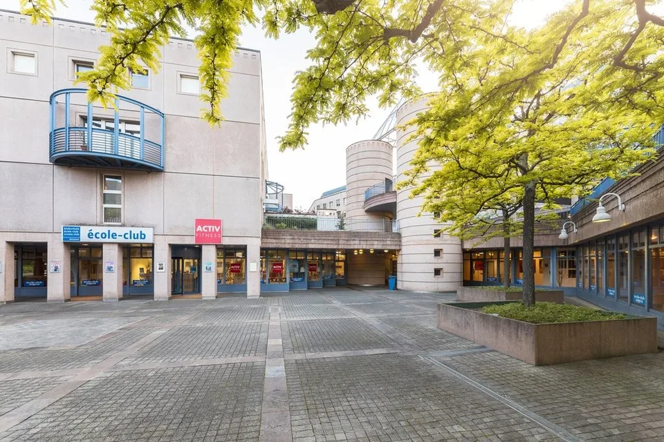 SUPERBES GEWERBERAUM ZWEI SCHRIITTE VON BAHNHOF!