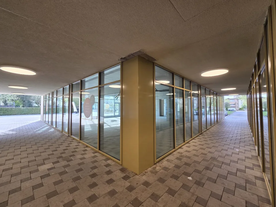 Attraktiver Gewerberaum mit grosser Fensterfront in Spreitenbach – Foto 8 von 11