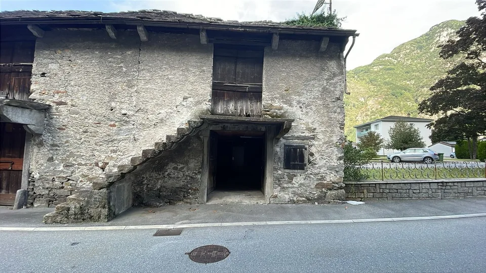 Spazio deposito nelle vicinanze del centro di Biasca