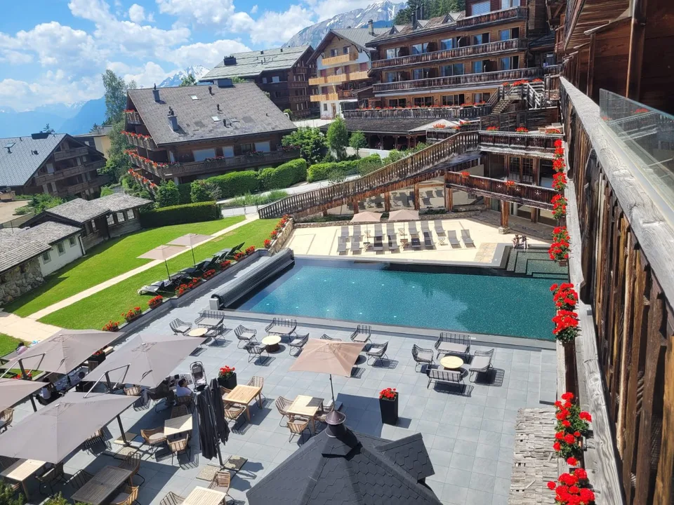 Private Jacuzzi & Mountain View Furnished Studio with Balcony - Swiss Alps Chalet – photo 10 sur 13