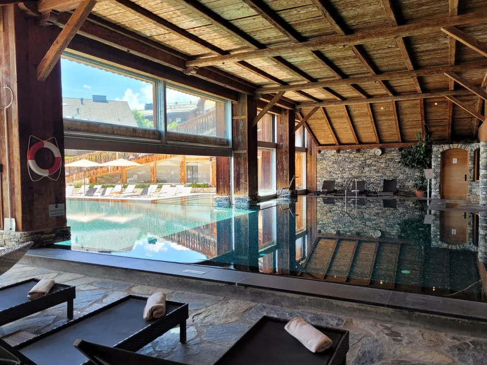 Private Jacuzzi & Mountain View Furnished Studio with Balcony - Swiss Alps Chalet – photo 11 sur 13