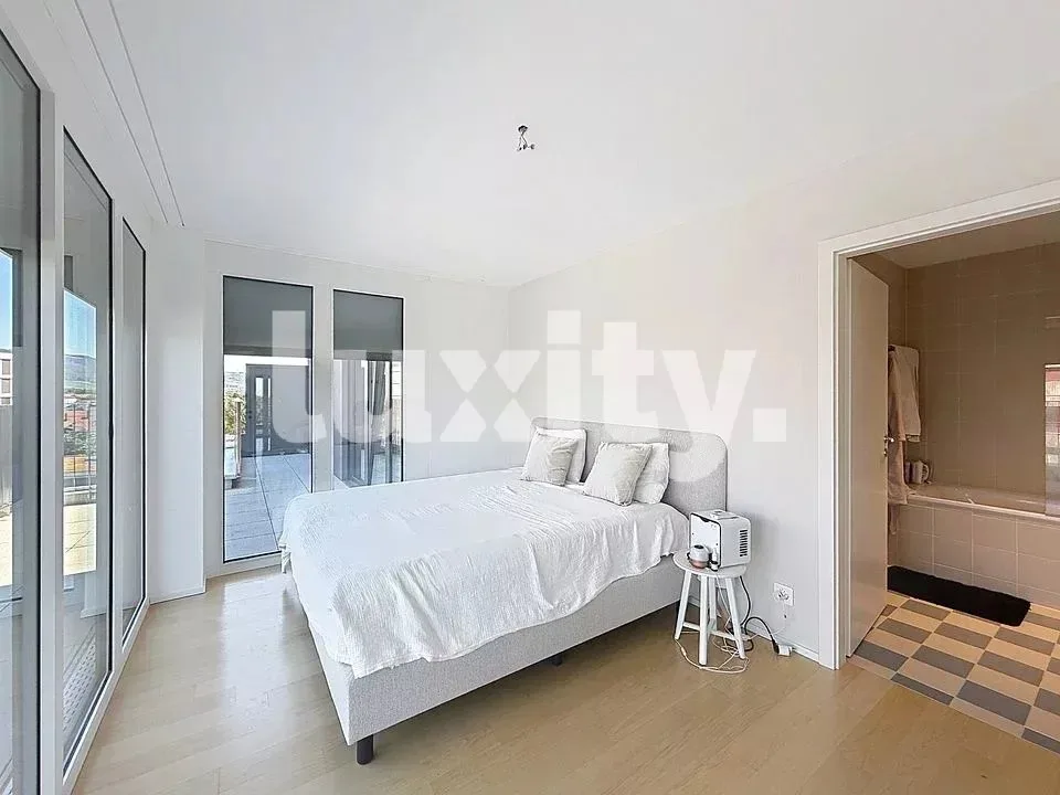 Prächtige Wohnung mit hohem Standard und 150 m² Terrasse sowie Panoramablick auf den See und den Jura