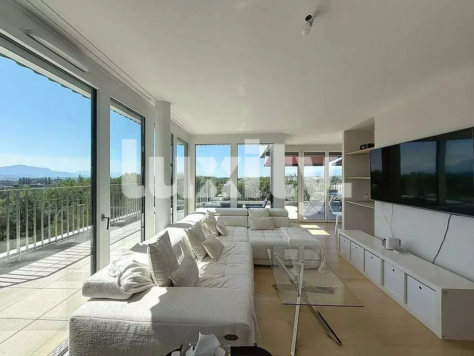 Gland-Magnifique appartement de standing avec terrasse de 150 m² et vue panoramique sur le lac et le Jura