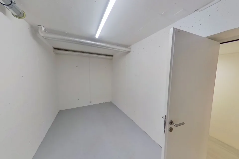 Lagerräume 6m2 und 16m2. Unkompliziert, modern und trocken.