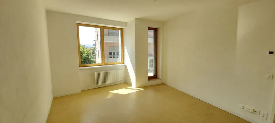 HELLDUNKLE 4.5 ZIMMER IN MINERGIE-GEBAUDE