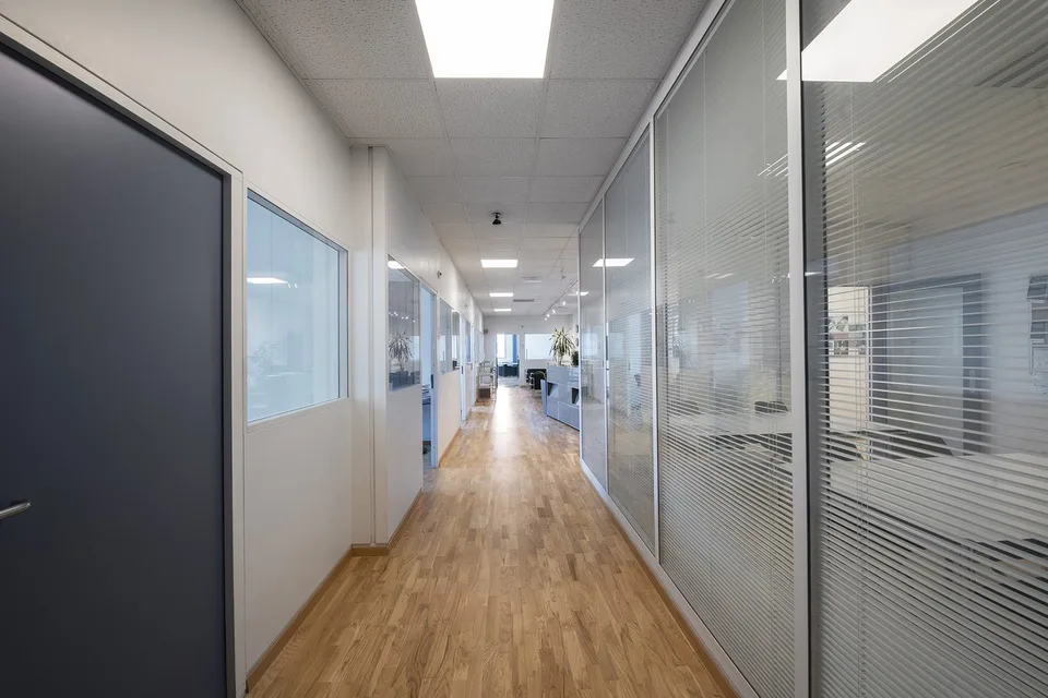 450m2 al 1° piano del CTN 12 a Plan-les-Ouates. Completamente ristrutturato.
