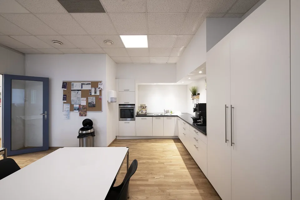 450m2 al 1° piano del CTN 12 a Plan-les-Ouates. Completamente ristrutturato.