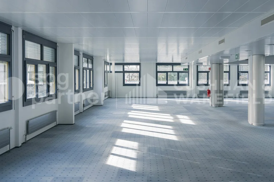 Offices and industrial spaces of 2,842 m² - Veyrot 11 – photo 11 of 13