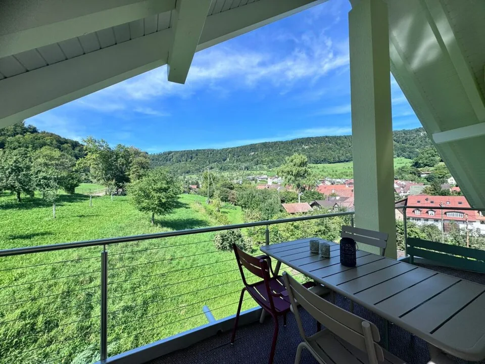 4.5-Dachwohnung, 2 Terrassen, ca. 32 m² Aussenfläche, schöner Aussicht und garagenbox