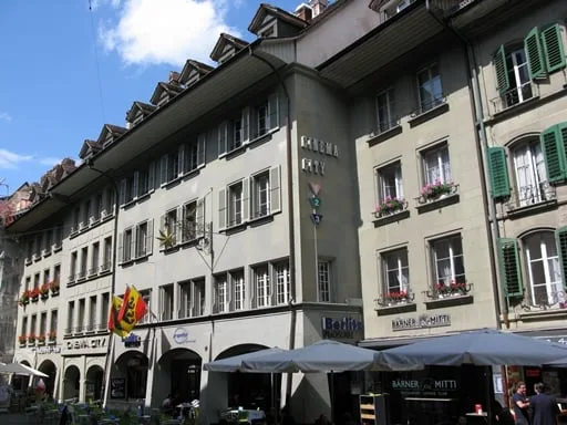 Sie suchen eine zentral gelegene Lagerfläche in unmittelbarer Distanz zum Bahnhof in der Stadt Bern? Dann sind unsere Lagerräumlichkeiten an der Aarbergergasse 30 genau das Richtige für Sie. Die Liegenschaft Aarbergergasse 30 in Bern wurde im Jah