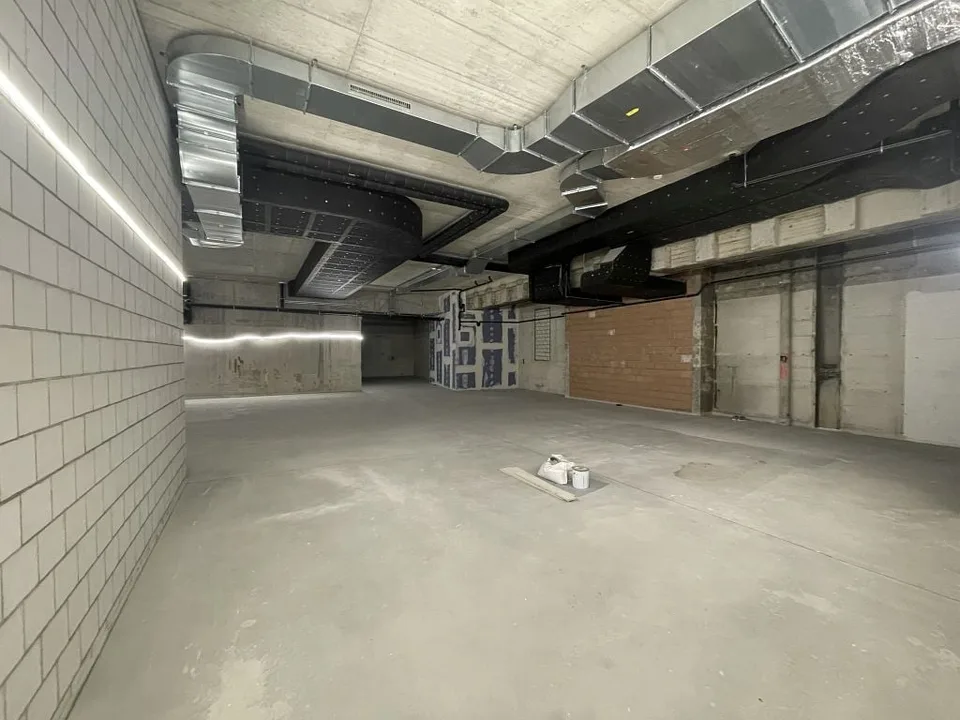 Sie suchen eine zentral gelegene Lagerfläche in unmittelbarer Distanz zum Bahnhof in der Stadt Bern? Dann sind unsere Lagerräumlichkeiten an der Aarbergergasse 30 genau das Richtige für Sie. Die Liegenschaft Aarbergergasse 30 in Bern wurde im Jah
