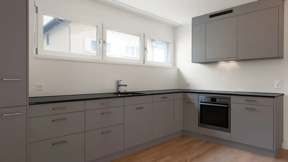 2.5 ZIMMER-WOHNUNG IM ERDGESCHOSS ZU VERMIETEN
