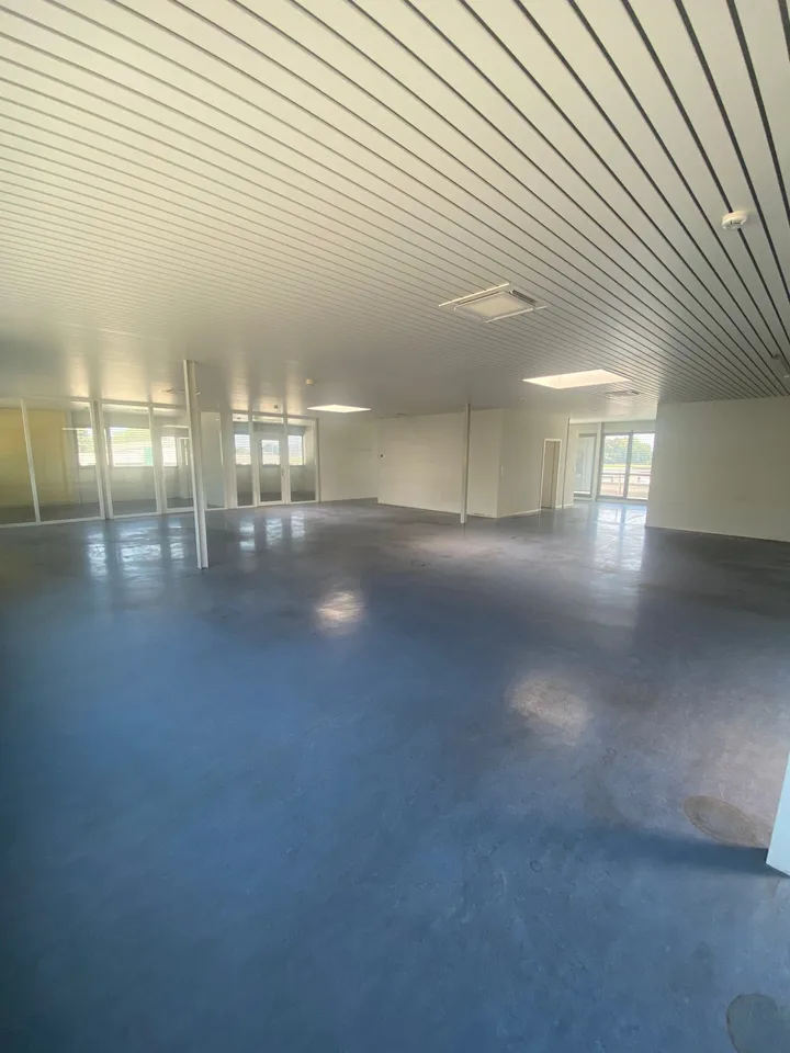 Industrielle Fläche mit Küche, WC und Terrasse in Milvignes