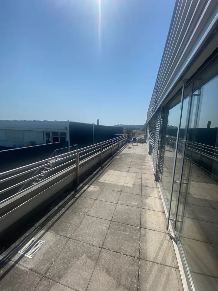 Industrielle Fläche mit Küche, WC und Terrasse in Milvignes – Foto 9 von 11