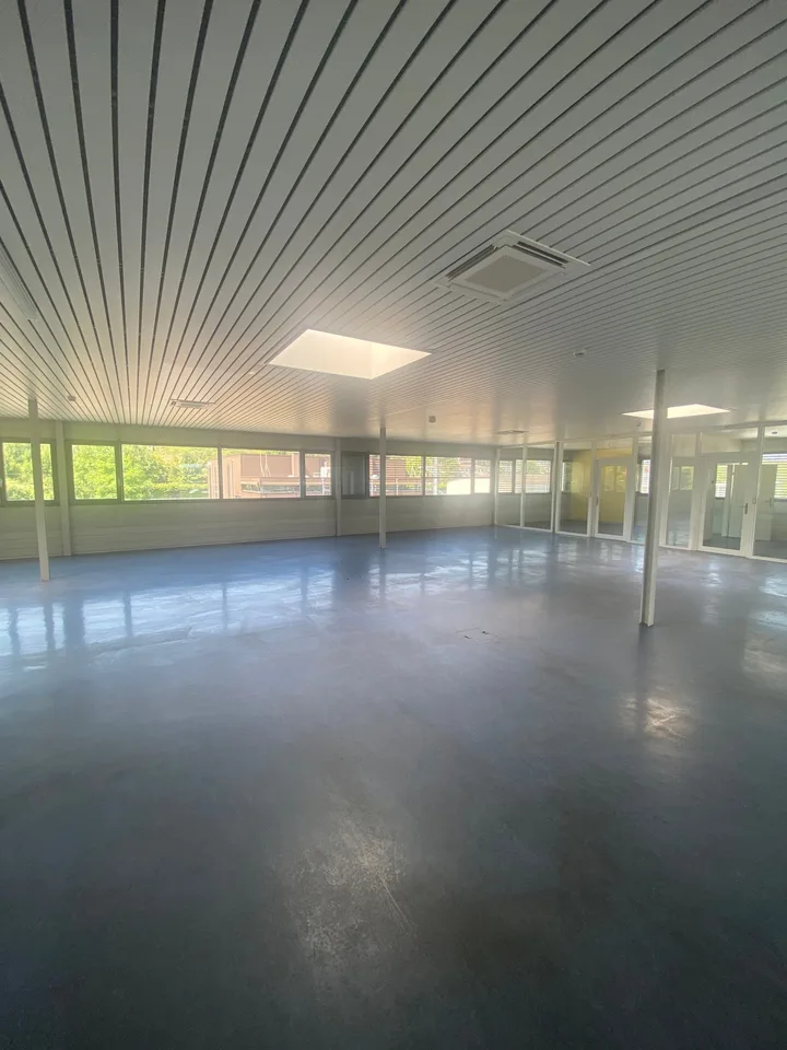 Espace industriel avec cuisine, WC et terrasse à Milvignes
